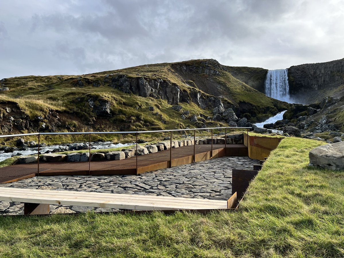 GreipurGisla's tweet photo. Glæsilegir að mestu afturkræfir en umfram allt látlausir og notadrjúgir innviðir við Svöðufoss. Snæfellsbær á hrós skilið (með Framkvsjóði ferðamannastaða). 👏

#icelandicdesign https://t.co/c3oXq6kBQe