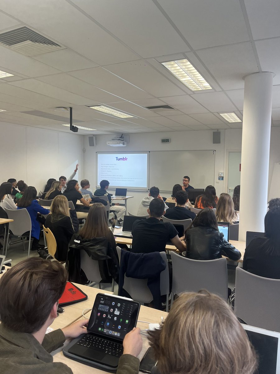 benjaminmnrr's tweet photo. Aujourdâhui premier cours de Community Management avec Jean-Renaud Xech.
Un cours trĂšs bien amenĂ©, complĂ©tĂ© par pleins dâanecdotes trĂšs intĂ©ressantes #dbbach https://t.co/u72oF4YwQZ