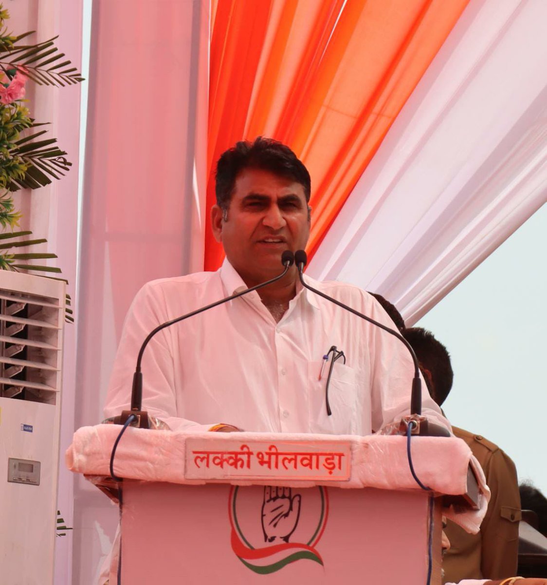 माननीय मुख्यमंत्री महोदय श्री अशोक जी गहलोत साहब के साथ स्व. श्री कैलाश त्रिवेदी जी (पुर्व विधायक) के मुर्ति अनावरण समारोह   एवं विकास कार्यों के लोकार्पण, शिलान्यास कार्यक्रम को संबोधित किया.॥ #mlamandal #Raipur #Bhilwara <a href="/INCIndia/">Congress</a> <a href="/ashokgehlot51/">Ashok Gehlot</a> <a href="/GovindDotasra/">Govind Singh Dotasra</a> <a href="/BSBhatiInc/">Bhanwar Singh Bhati</a>