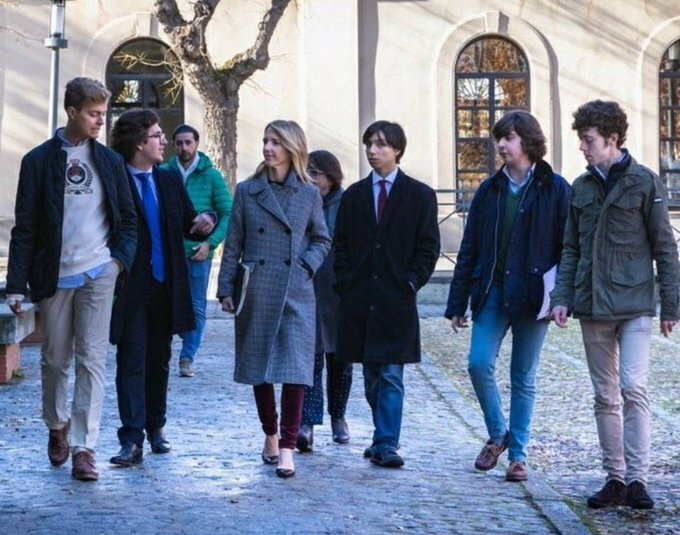 Encuestando's tweet photo. 📊 ¿Que colectivo consideras PELIGROSO para la sociedad?

🔃 MENAS
♥️ CAYETANOS https://t.co/aOy5QaUdSY