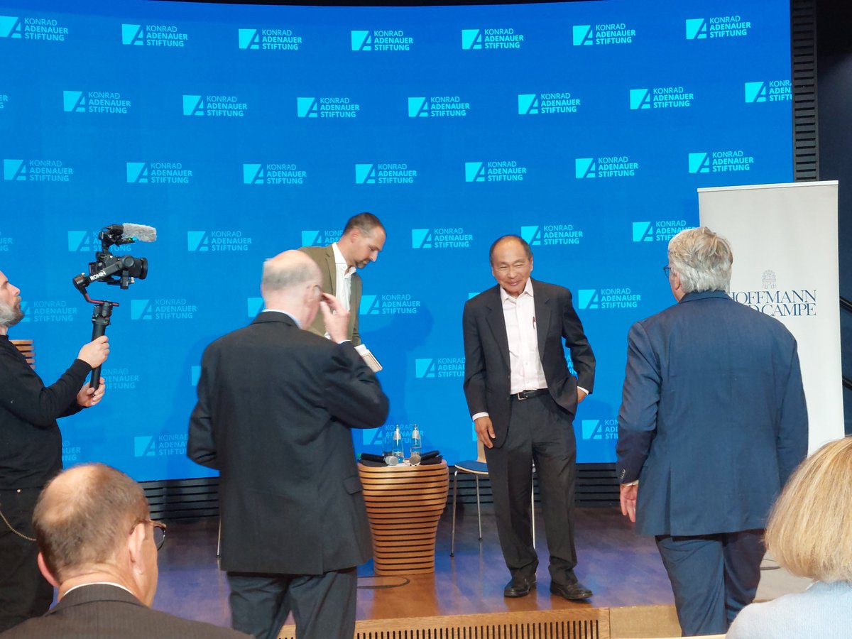 barbarafmota's tweet photo. Ontem Fukuyama esteve em Berlim discutindo seu novo livro Liberalism and Its Discontents.Elogiou o papel das instituições alemãs e manifestou preocupação com os EUA.Disse que liberalismo = E. mín. é uma ideia ultrapassada e finalizou c/"Germany needs to strongly support ukraine". https://t.co/LPBiOf99hY
