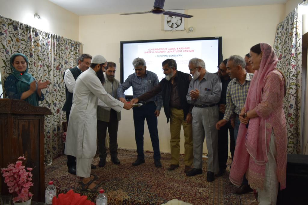 DirSHDK's tweet photo. Launching ceremony of "Indigeous Production of #FootRot Vaccine, #Sheep #Pox Vaccine &amp; Introduction of #Embryo #Transfer #Technology in Small Ruminants" by Shri Atul Dulloo (IAS), Financial Commissioner/ Add. Chief Secretary, Agriculture Production Department, JK at DIL, Nowshera https://t.co/SwCThYADJG