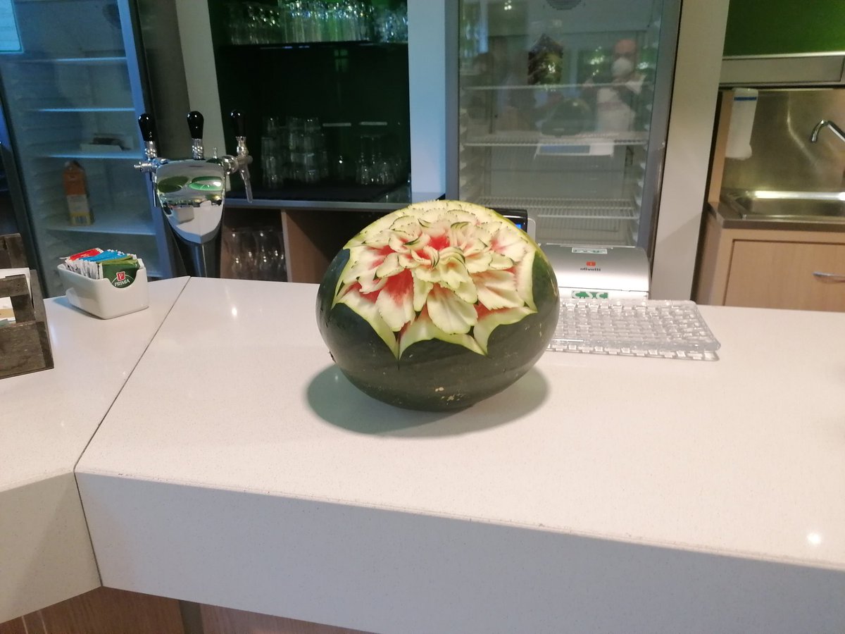 ComoCfp's tweet photo. Ogni tanto ci piace creare opere d'arte! #cfpcomo #carving #Thailandia # https://t.co/5IYfbZztLs