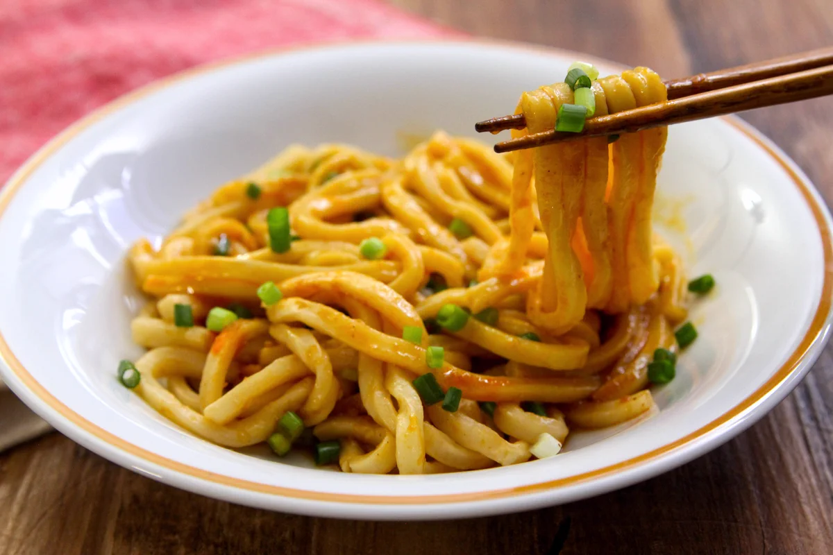 短時間でぱぱっと食事を作りたいときにもぴったりそう！すごく簡単でお手軽な「うどん」レシピ！