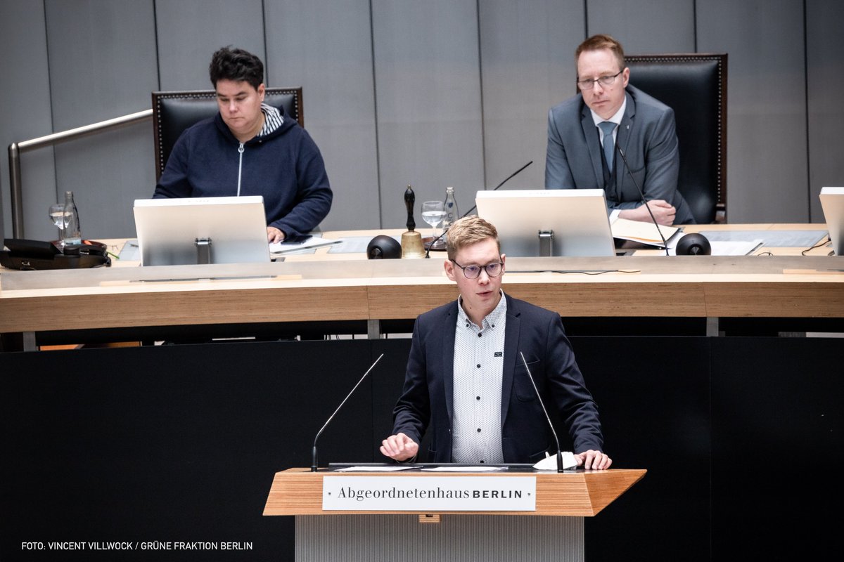 GrueneFraktionB's tweet photo. AGH-Wahl 2021 im Plenum. @VasiFranco: „Der Verfassungsgerichtshof hat nicht nur mit dem Zaunpfahl gewunken, er hat den ganzen Zaun nach uns geschmissen.“ 

In einer Demokratie muss eine Wahl perfekt organisiert sein.
„Bei der nächsten Wahl darf sich Berlin keine Fehler erlauben.“ https://t.co/LhHssgaFtx