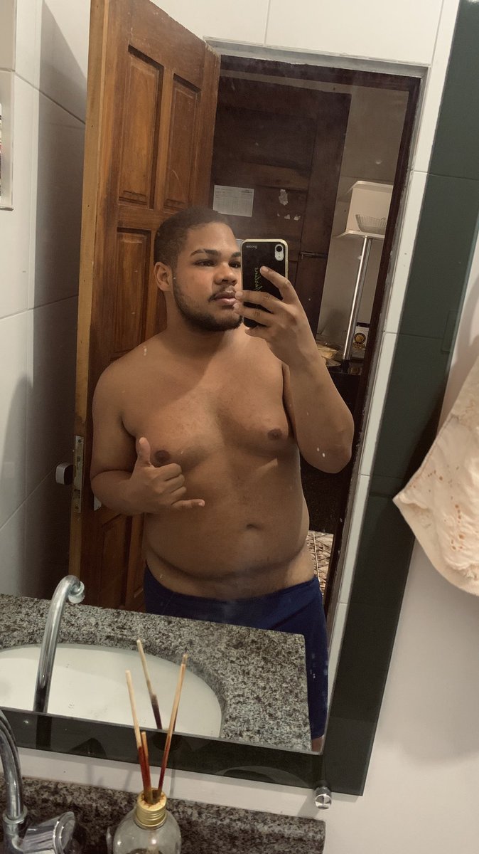 cesarmartinns's tweet photo. O rosto / a pança 🙈🤣 https://t.co/WjH1dlq3Sp