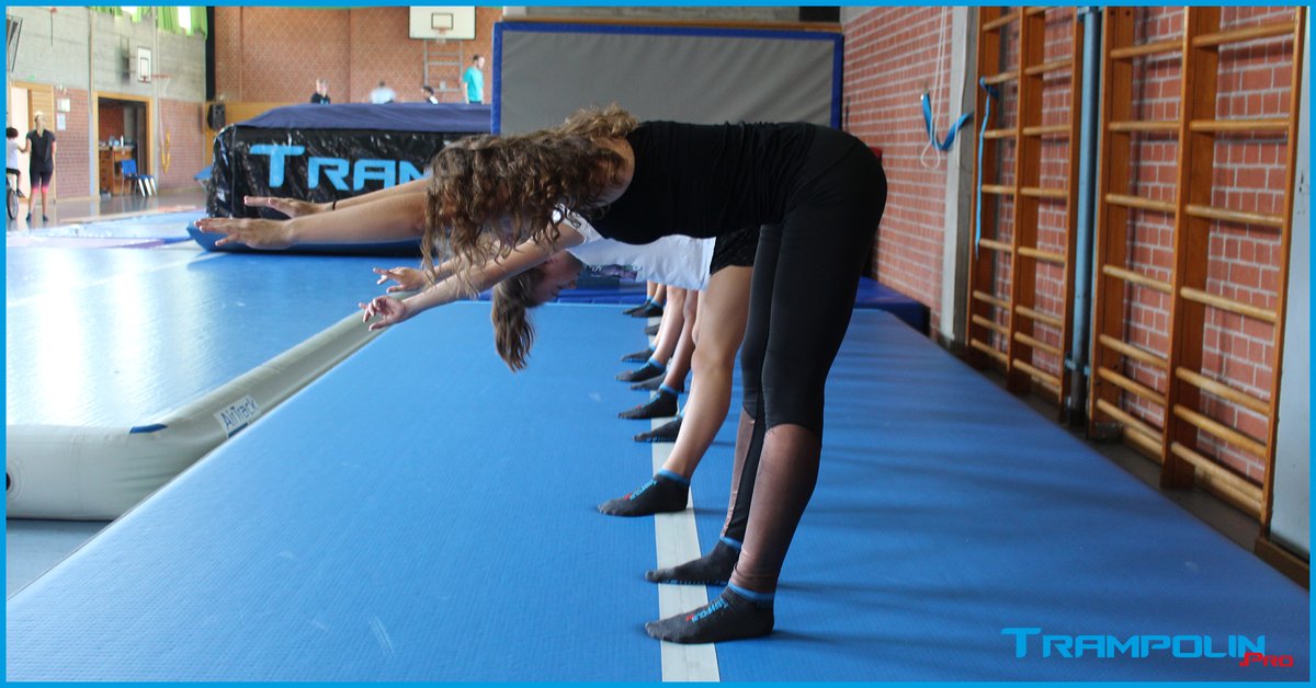 TrampolinPro's tweet photo. Vor jeder Trainingseinheit wird sich bei uns gestärkt 💪. Und zwar mit Muskeltraining 😉. 

Bauch, Rücken, Arme, Beine.. im Turnsport ist eine gut gestärkte Muskulatur Grundvoraussetzung um Muskelkater und Verspannungen zu vermeiden. 

Habt ihr schon unser Aufwärmprogramm erlebt? https://t.co/QHKWWZnY0V