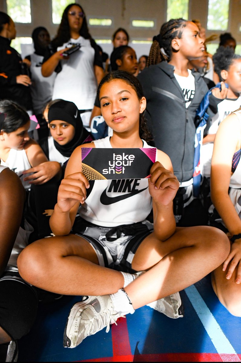 RiseUpAsso's tweet photo. Rendre le sport accessible 🙌

Grace au #TakeYourShot avec @diant237 et @nike , c’est plus de 170 jeunes filles qui repartent avec une tenue et un bon de 50€ sur leur licence de basket pour la prochaine saison 👀🏀

#LeSportCompte 

📸 Ines.Shoot https://t.co/rf3LslmvBQ