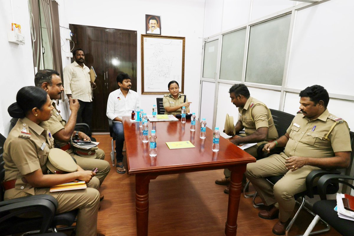 Udhaystalin's tweet photo. கஞ்சா உள்ளிட்ட போதைப்பொருள் தடுப்பு-மறுவாழ்வு, திருநங்கைகளுக்கான சட்டஉதவி, பாலியல் குற்றங்களால் பாதிக்கப்படும் குழந்தைகளுக்கு நீதி-நிவாரணம் உள்பட #ChepaukTriplicane-ன் சட்டம்-ஒழுங்கு பிரச்னை குறித்து மயிலை காவல் மாவட்ட அதிகாரிகளுடன் இன்று எம்.எல்.ஏ அலுவலகத்தில் கலந்தாலோசித்தோம். https://t.co/H2ZCPOgZzl