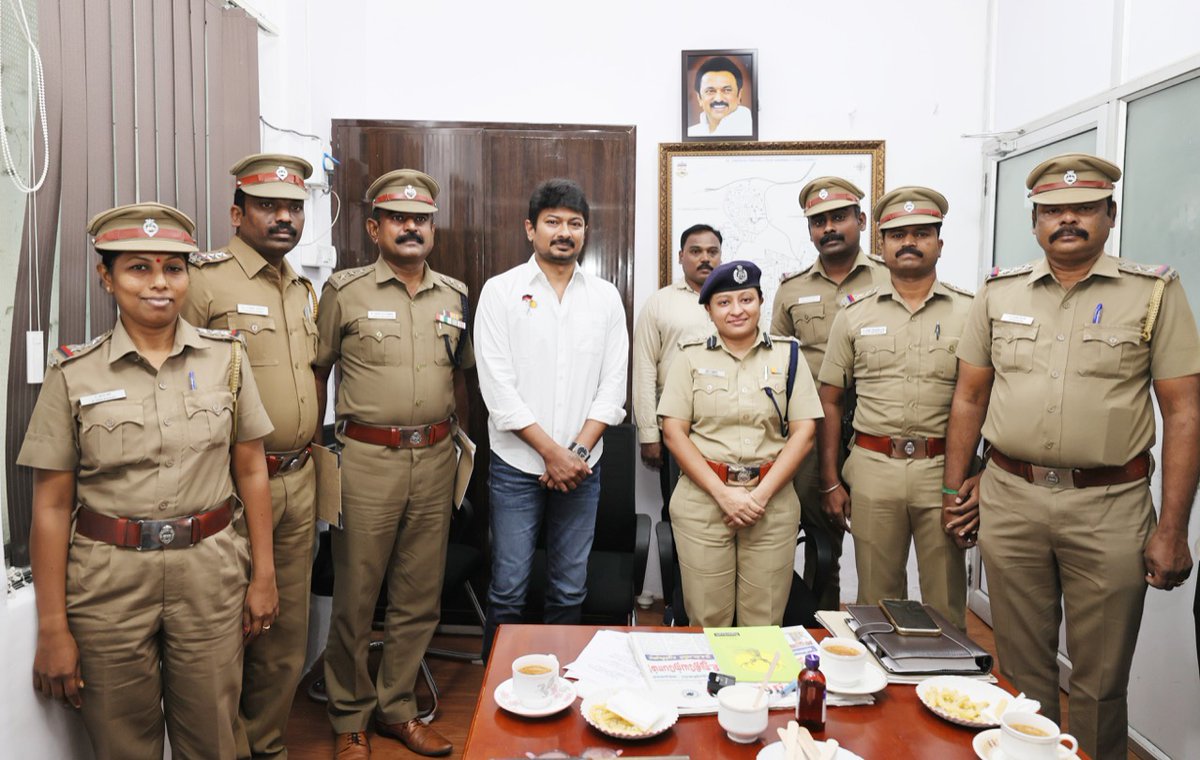 Udhaystalin's tweet photo. கஞ்சா உள்ளிட்ட போதைப்பொருள் தடுப்பு-மறுவாழ்வு, திருநங்கைகளுக்கான சட்டஉதவி, பாலியல் குற்றங்களால் பாதிக்கப்படும் குழந்தைகளுக்கு நீதி-நிவாரணம் உள்பட #ChepaukTriplicane-ன் சட்டம்-ஒழுங்கு பிரச்னை குறித்து மயிலை காவல் மாவட்ட அதிகாரிகளுடன் இன்று எம்.எல்.ஏ அலுவலகத்தில் கலந்தாலோசித்தோம். https://t.co/H2ZCPOgZzl