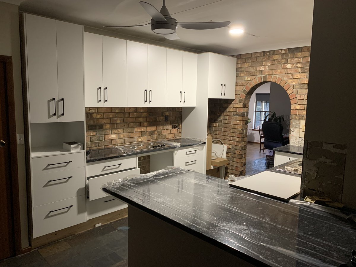 Mallee_Route's tweet photo. Hopefully tomorrow the electrician, plumber & cabinet makers finish it off, still undecided on splash back although I like the brick behind the cooktop. #bleedingmoney 😬 https://t.co/vsy0PB1ls4
