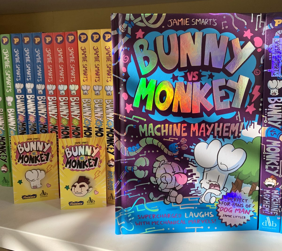 💫BUNNY VS MONKEY: MACHINE MAYHEM! is out today in utterly glorious hardback!💫 @jamiesmart's bestselling series continues with more silliness & hilarity than ever! To celebrate, we have 5 limited ed. Bunny & Monkey pins to give away 🤩 Follow & RT to win, by 12pm 07/10/2022🍀