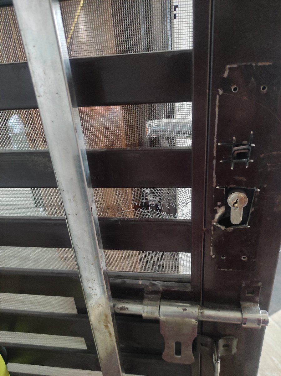 Kishor_Negi_Ind's tweet photo. Yesterday night there was a burglary attempt at my flat in Samridhi Grand even after the incident security of Samridhi Grand Avenue is like 'Who Cares'.  @Uppolice @CMOfficeUP @tejpalnagarMLA @dr_maheshsharma kindly get the license cancelled for this security Agency. https://t.co/2v1uErTj3m