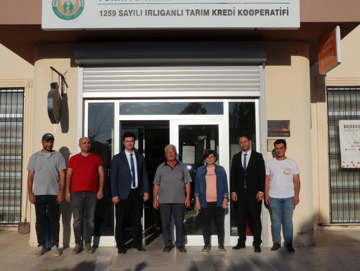 bolge_izmir_tkk's tweet photo. Bölge Birliğimiz çalışma alanında yetişen ‘’Hicaz narı’’ alımlarımız başlamış olup, Zincir marketlere sevkiyatlarımız devam etmektedir. 
Ürünün tüm işlemesi tarlada gerçekleştirilip marketlere soğuk hava kamyonlarıyla sevk edilip tüketiciye sunulmaktadır. https://t.co/EgcFxBg5kr