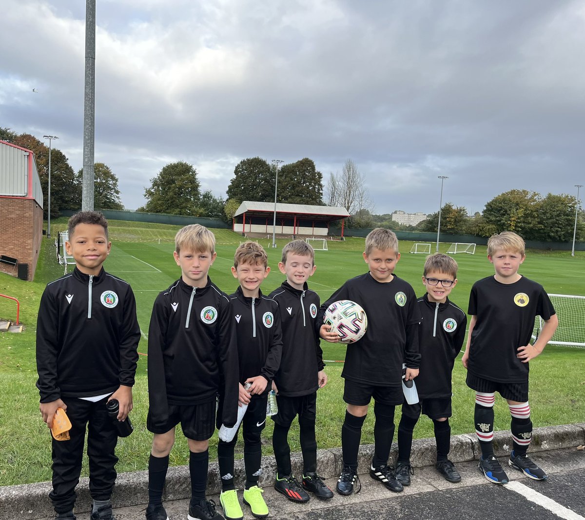 daly_mrs_'s tweet photo. Some very excited footballers this morning at the Cliff Training Group for @ManUtd @StJosephStBede #sjsbpe #dreambelieveachieve #manutd https://t.co/uoOmMC1xSC