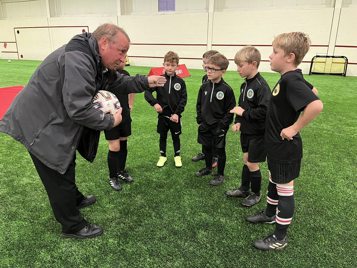 daly_mrs_'s tweet photo. Some very excited footballers this morning at the Cliff Training Group for @ManUtd @StJosephStBede #sjsbpe #dreambelieveachieve #manutd https://t.co/uoOmMC1xSC