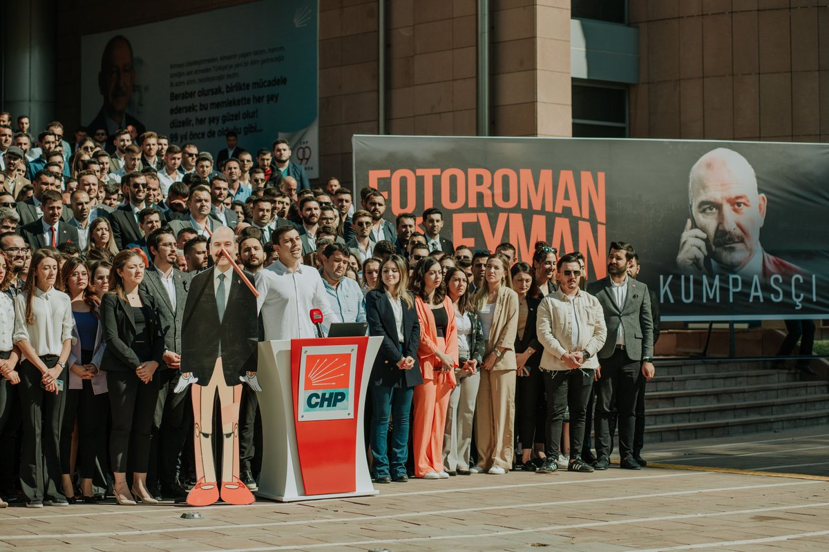 chpgenclik_gm's tweet photo. FOTOROMAN, KUMPASÇI, PİNOKYO SÜLEYMAN!

Senin için suçlularla fotoğraflarını albümleştirdik, Türkiye'nin her yerinde dağıtacağız. 

Derhal CHP'den ve kamuoyundan özür dile! https://t.co/fKOl3dW4RM