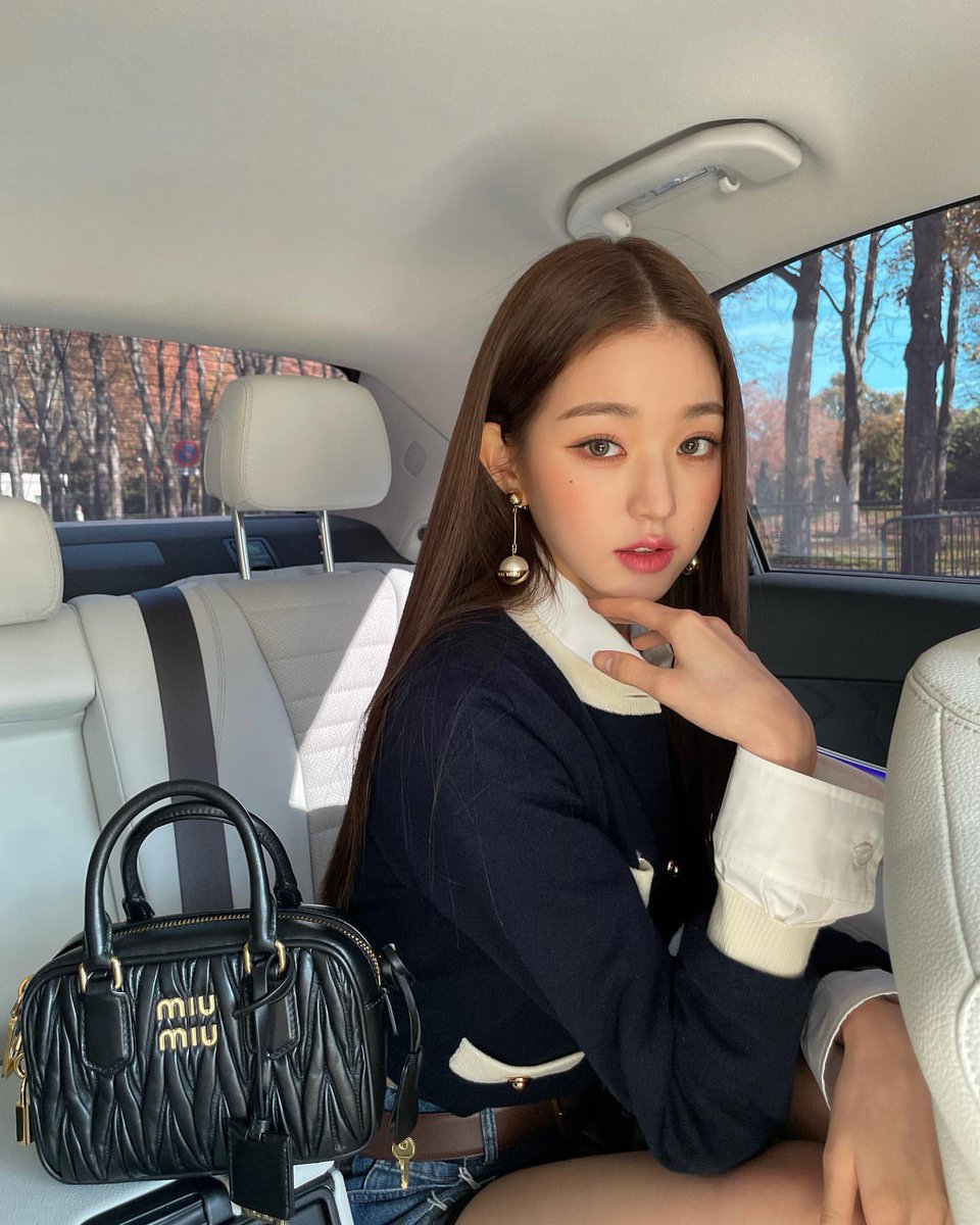 WllNTERY's tweet photo. “he lady of Miu Miu comes down from her throne” 🎼.. is enchantingly combined with splendid ebony for a glare that shines directly on her enhanced presence from me as the reason. 𓈒๋ ⊹ ִֶ https://t.co/9JExalvdEi