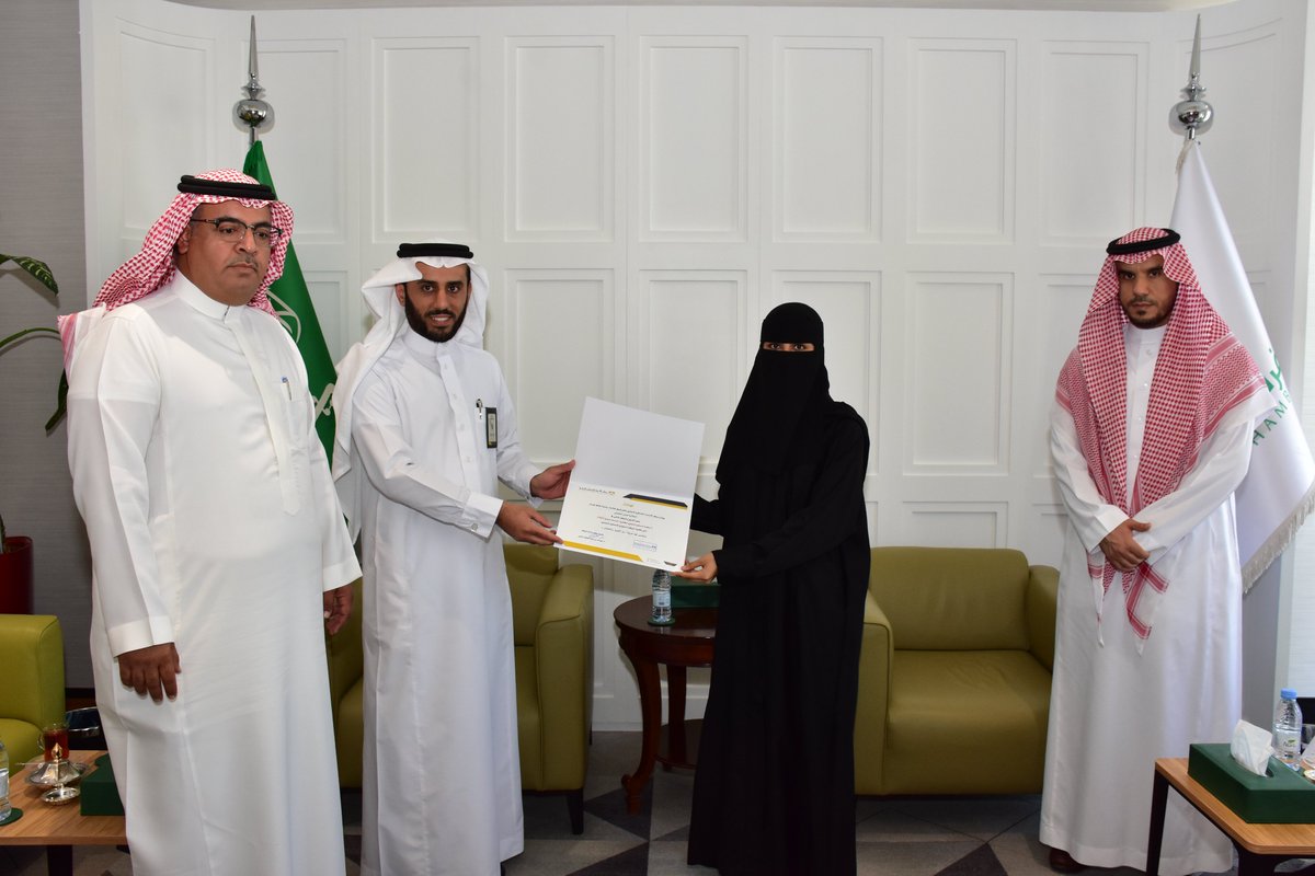 AhsaAcca's tweet photo. #مركز_الأحساء_للتحيكم_التجاري ممثلاً بالمدير التنفيذي يكرّم فريق طالبات كلية الحقوق ب #جامعة_الملك_فيصل بمناسبة فوزه بالمركز الثاني في #منافسة_التحكيم_التجاري_الطلابية في نسختها الدولية.
 وذلك بحضور عميد كلية الحقوق د.سليمان الحامد ومساعد أمين #غرفة_الأحساء أ.أحمد المنصور. https://t.co/UgrMJWKUfP