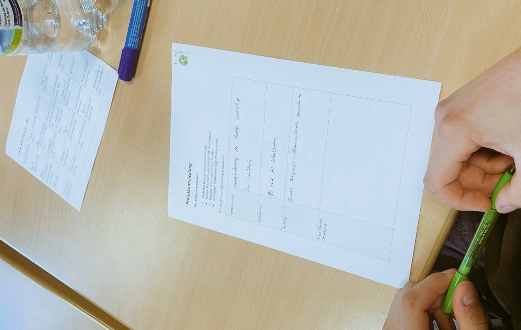 Gestern hat @_Mchl_Ngl den ersten Workshop im neuen Schuljahr an der BBS Lüchow realisiert! Die neuen Schüler*innen bringen spannende Perspektiven auf Nachhaltigkeit &amp; Klimaschutz mit &amp; konnten diese auch schon in erste eigene Projektideen einfließen lassen. #politischeBildung