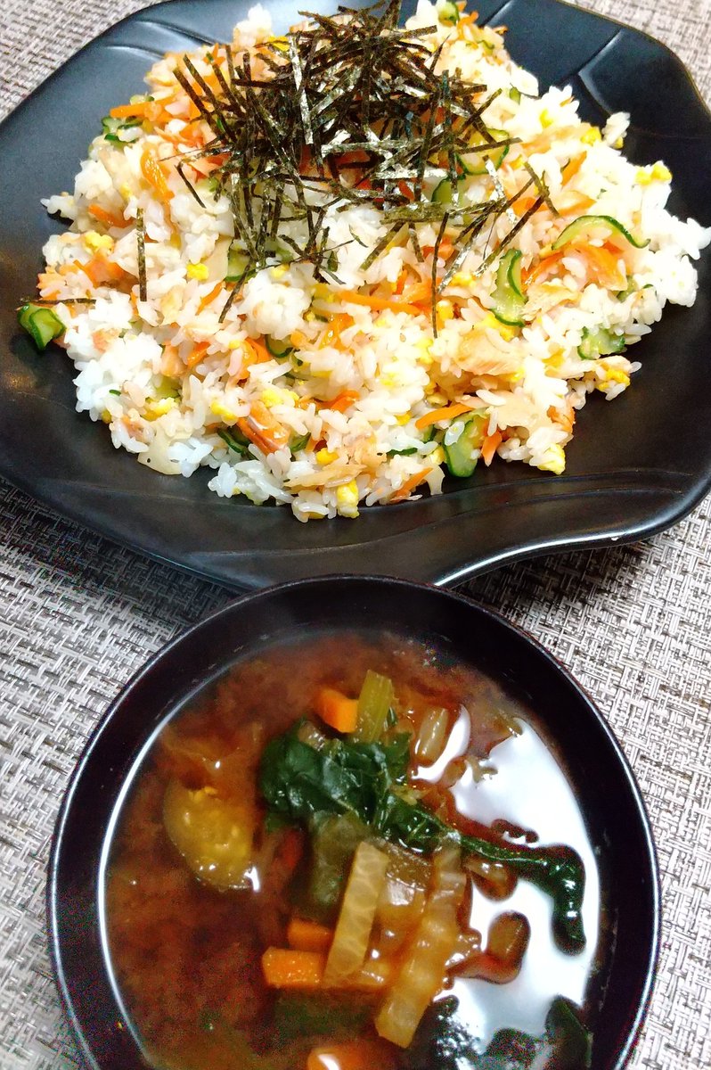 今日の晩御飯🍴 焼鮭のちらし寿司 味噌汁 定番の焼魚ちらし寿司です👍️ 今日は肌寒く、暖かいお味噌が美味しかったですよ～😋