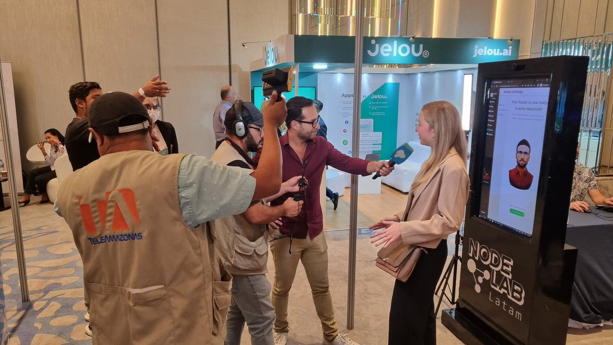 RobertoMirandaN's tweet photo. Gracias al equipo de @teleamazonasec por ayudarnos a realizar la primera transmisión de una experiencia en el Metaverso en vivo desde @innovat_latam en Ecuador un gran hito para el equipo de @planbelow
y @nodelab_latam
#metaverso #nft #planbelow #RealidadVirtual #vr #ar #xrlatam https://t.co/OTmbjA4cy5