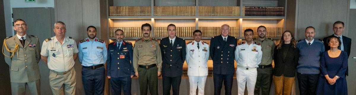 على هامش الاجتماع الذي عقد يوم29/09، قلّد الفريق بحري ديدييه ماليتير، وسام الدفاع الوطني 🎖️🇫🇷 للعميد 🇰🇼ركن بحري فهد العتيبي، مدير مديرية التعاون العسكري ب <a href="/KuwaitArmyGHQ/">KUWAIT ARMY - الجيش الكويتي</a>
نحن سعداء جد اً بجودة العلاقات المتميزة التي تربط بلدينا #فرنسا و #الكويت

تهانينا الحارة للعميد فهد العتيبي