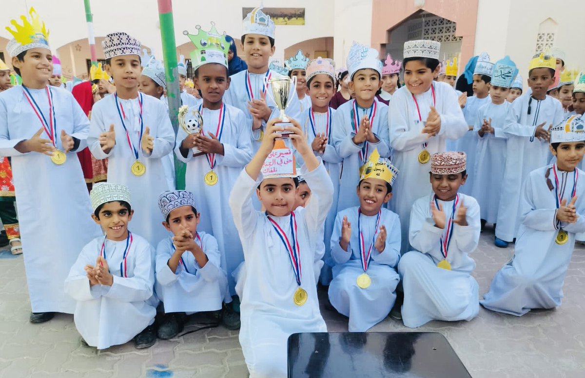 ضمن خطة الأنشطة الرياضية الداخلية اختتمت فعاليات دوري كرة القدم في مدرسة العهد  @alahed_school وسط مشاركة فاعلة من الطلبة، إذ تم تكريم الفائزين بالمراكز الأولى بحضور مشرفة مادة الرياضة المدرسية الاستاذة ميمونة المزروعية، ومديرة المدرسة الاستاذة خالصه العبرية.