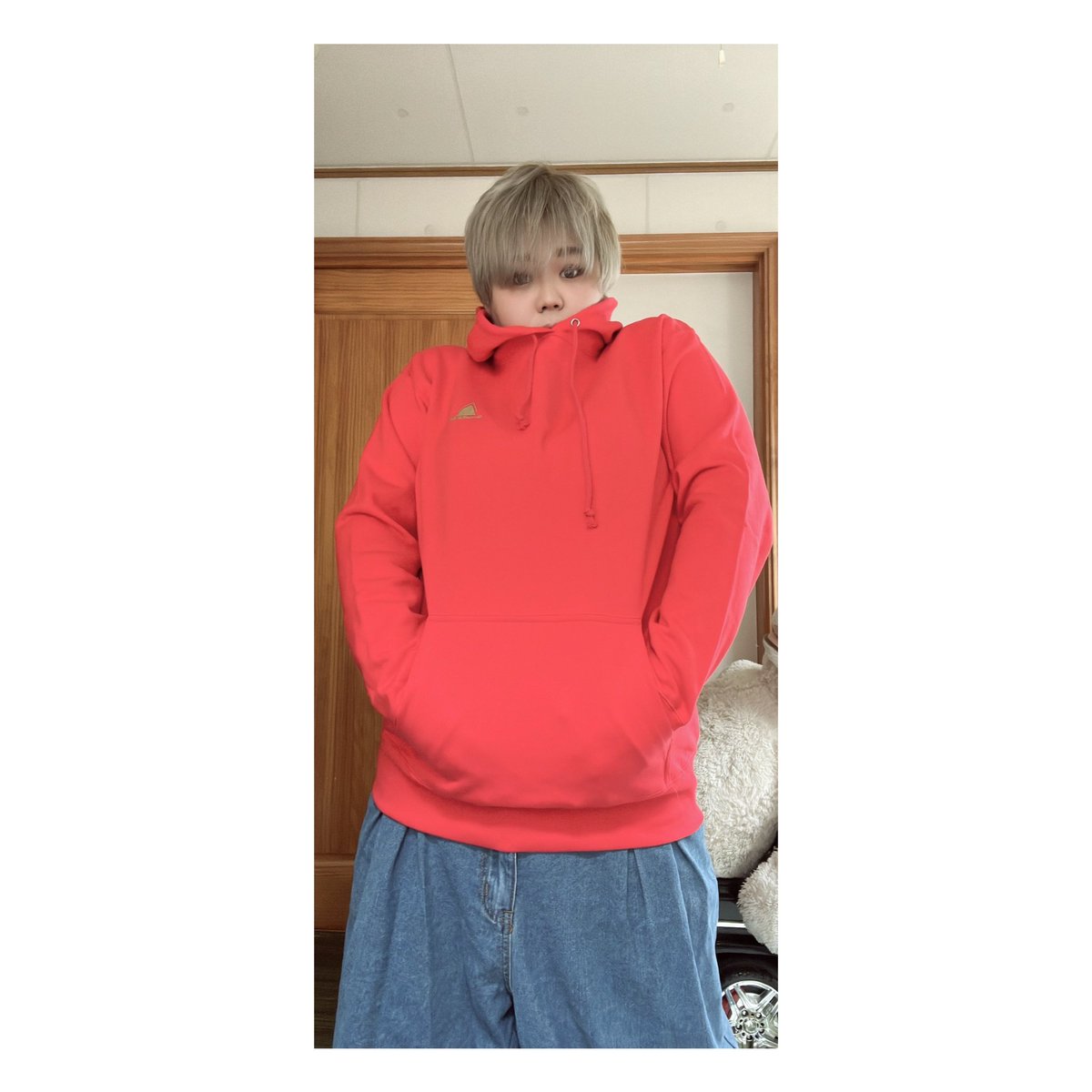 MUofficial21's tweet photo. ▲▼M△U▼▲

スウェットプルオーバーパーカー
color：レッド×ゴールド
着用サイズ：XL

  #muofficial  #オリジナルブランド  #ユニセックス  #LGBTQ https://t.co/RgKmCkOQ4b