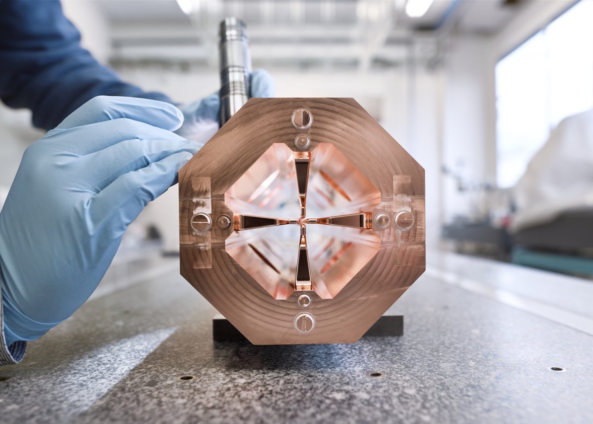 CERN's tweet photo. The autumn issue of #AcceleratingNews is out ๐
Issue 41 brings you the latest developments in accelerator #sustainability, miniaturisation, outreach opportunities and reports on the events of the European particle accelerator community: https://t.co/TNlSR2eBMf https://t.co/8RNwHADQt7