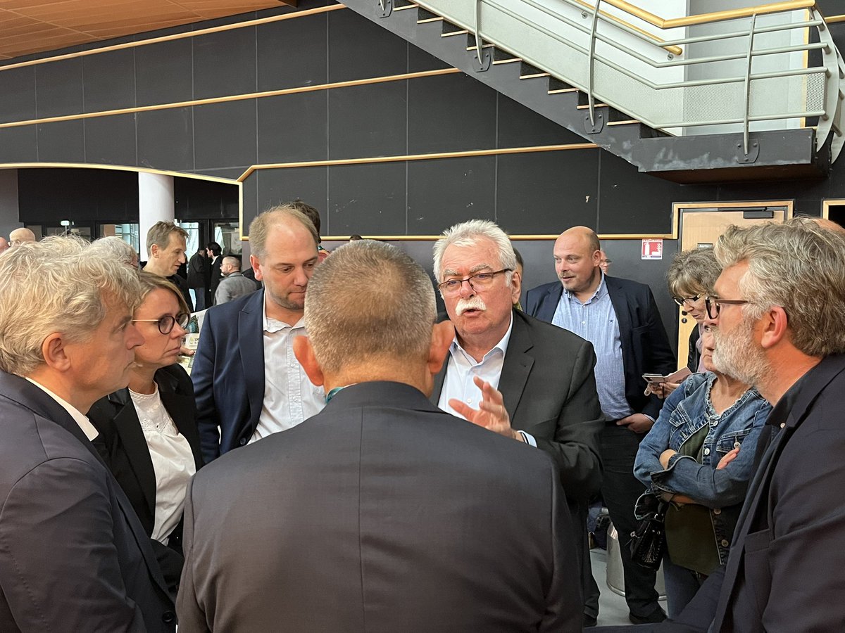 monnet_dufregne's tweet photo. En visite aujourd’hui au @SommetElevage à Cournon en compagnie de @Fabien_Roussel @AndreChassaigne et @CecileCukierman. Ici en réunion avec @INRAE_Clermont pour évoquer  différentes problématiques notamment celles liées à l’eau #agriculture https://t.co/uNtK2DtjWU