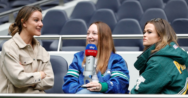 SkySportsNFL's tweet photo. 🚌 Her Huddle pod - on tour! 🚌
@hannahjwilkes is joined by Liz Bhandari and Ash Byrne-Hansen at the International Combine to talk...
🏈 The wild finish to Saints-Vikings in London
🏈 A look ahead to Giants and Packers' visit
🏈 Plus, winners and losers from season so far
🔊👇