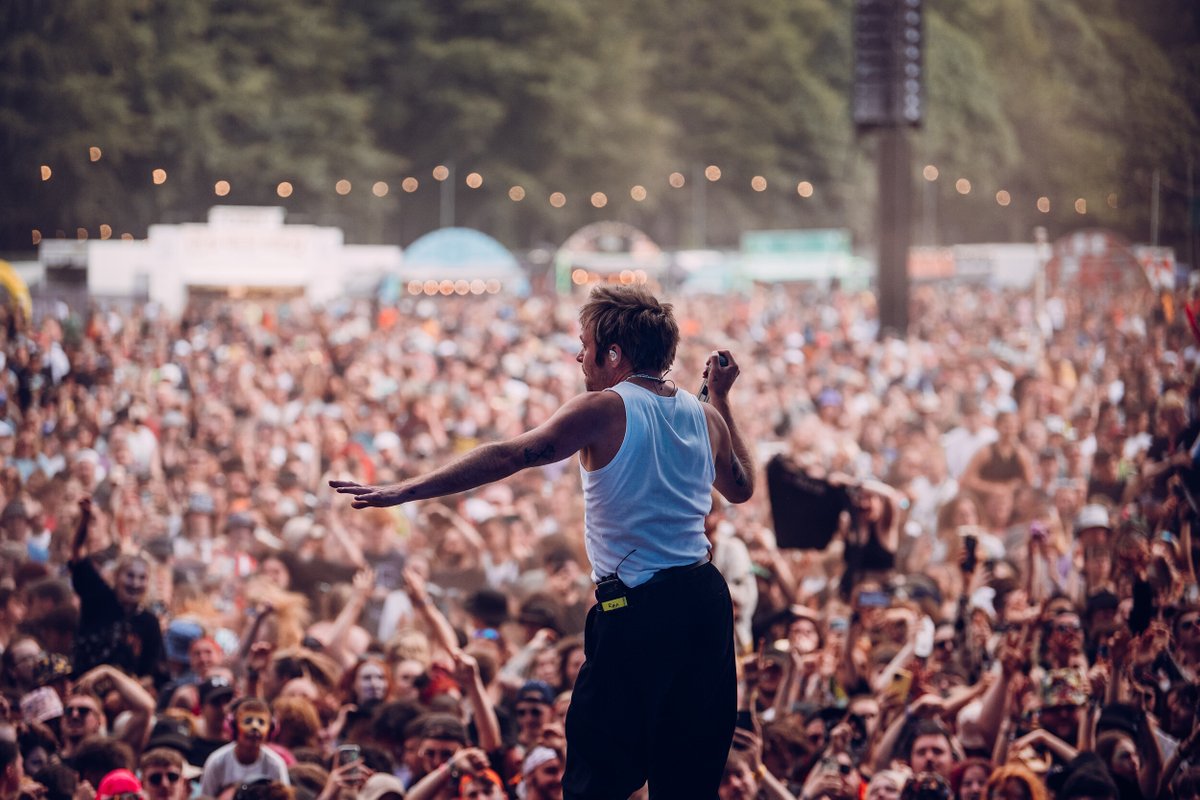 OfficialRandL's tweet image. Its 11:30am and I am once again thinking about this INCREDIBLE set from @ENTERSHIKARI at Leeds 👏

Photos by @matteachus