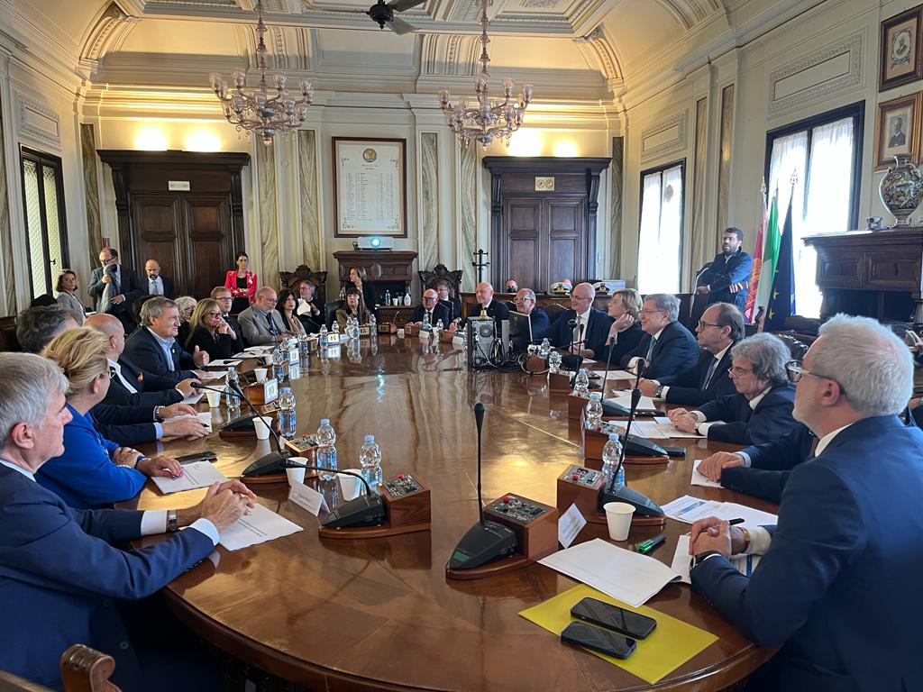 A #Venezia riunione istituzionale sul #MoSE e sulle politiche per la salvaguardia della città e della #laguna con i Ministri #Giovannini, <a href="/renatobrunetta/">Renato Brunetta</a> e <a href="/FedericoDinca/">Federico D'Incà</a>.