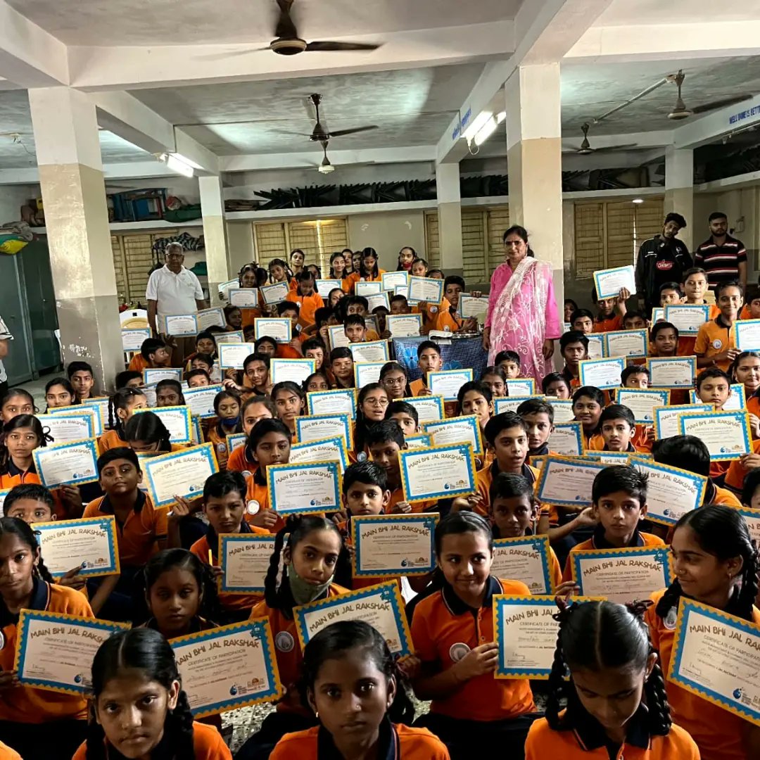 SriSriRDP's tweet photo. The students of #UnnatiVidyalaya, Bharuch, #Gujarat pledged to save water and became the next 100 #jalrakshaks. They are now a part of @srisrirdp Trust and @WMPSkillCouncil's joint #mainbhi jalrakshak campaign.
#75schools, #aazadikaamritmahotsav🇮🇳♥️ #MoSDE https://t.co/tm2YGlNYjz