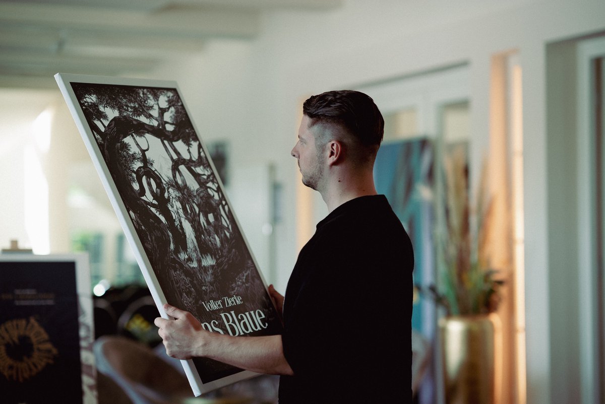 »Zierkes Roman entführt den Leser in eine düstere und mystische Welt jenseits zivilisatorischer Sicherheiten. Solange es Menschen gibt, die sich auf der Wahrheitssuche in solche Bereiche führen lassen, scheint noch nicht alles verloren zu sein.«

jungeuropa.de/jungeuropa/204…