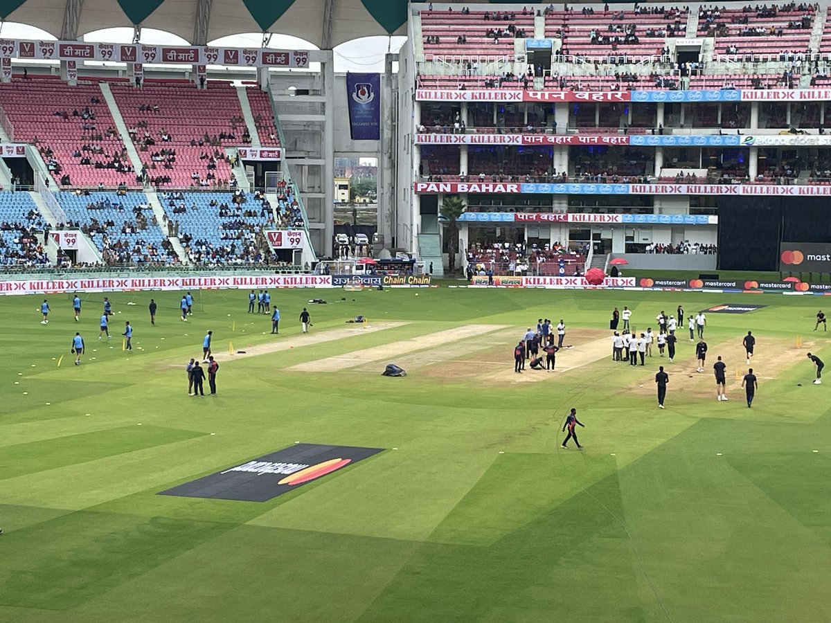 Fazal_scribe's tweet photo. Both teams arrived on ground. #Warmedup #Sweatedout #lucknowrain #IndiavsSouthAfrica https://t.co/vM3hGw9676