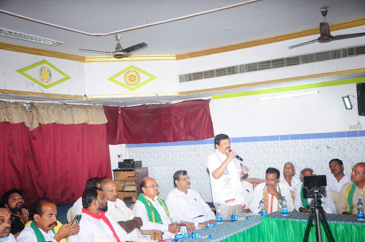 kanduladurgesh's tweet photo. అమరావతి రాజధానిగా కొనసాగించాలని రైతులకు పాదయాత్ర మద్దతుగా రౌండ్ టేబుల్ (అఖిలపక్షం)సమావేశంలో పాల్గొనడం జరిగింది, ఈ సమావేశం లో రాజమండ్రి సిటీ ఇంచార్జ్ అను శ్రీ సత్యనారాయణ గారు రాజమండ్రి సిటీ అధ్యక్షులు వై శ్రీనివాస్ గారు మరియు జిల్లా కార్యవర్గ సభ్యులు  సిటీ సభ్యులు  పాల్గొన్నారు https://t.co/RglwypH4jk