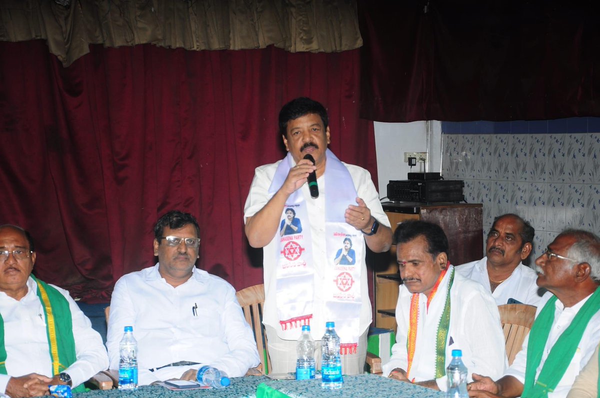 kanduladurgesh's tweet photo. అమరావతి రాజధానిగా కొనసాగించాలని రైతులకు పాదయాత్ర మద్దతుగా రౌండ్ టేబుల్ (అఖిలపక్షం)సమావేశంలో పాల్గొనడం జరిగింది, ఈ సమావేశం లో రాజమండ్రి సిటీ ఇంచార్జ్ అను శ్రీ సత్యనారాయణ గారు రాజమండ్రి సిటీ అధ్యక్షులు వై శ్రీనివాస్ గారు మరియు జిల్లా కార్యవర్గ సభ్యులు  సిటీ సభ్యులు  పాల్గొన్నారు https://t.co/RglwypH4jk