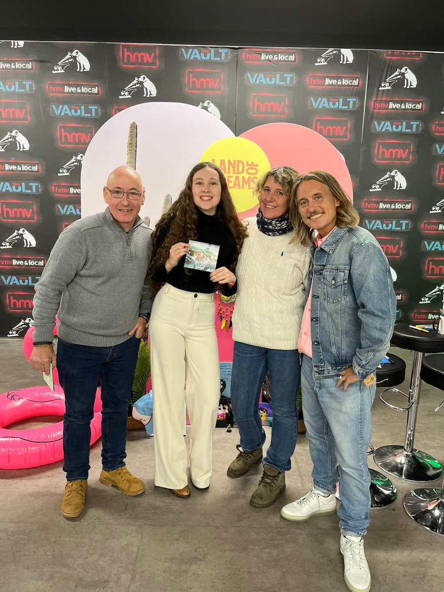 macy_neill's tweet photo. They say don't meet your idols - I strongly disagree!

Thanks for being so kind and supportive, Mark Owen!

#music #markowen #newartists #singersongwriter #singersongwriteruk #singerlifestyle #original #originalmusic #ukmusic #uksinger #uksingers #hmv https://t.co/Cj6lk1du0g