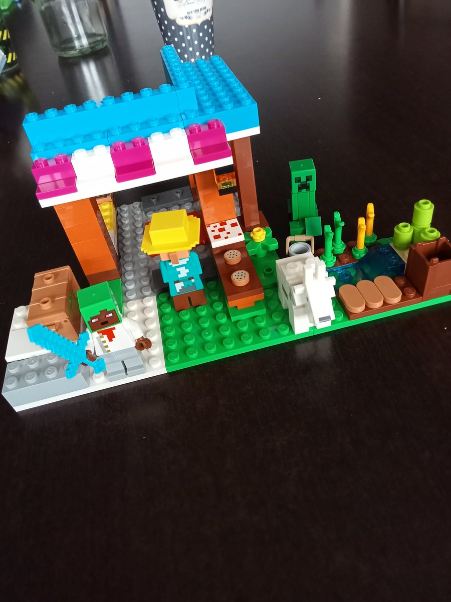 PrescilliaDufo1's tweet photo. 🌳🍂 je me suis amusée à construire la boulangerie Minecraft de ma fille 🍂🌳 #Minecraft #minecraftlego https://t.co/35gcP2vsrY