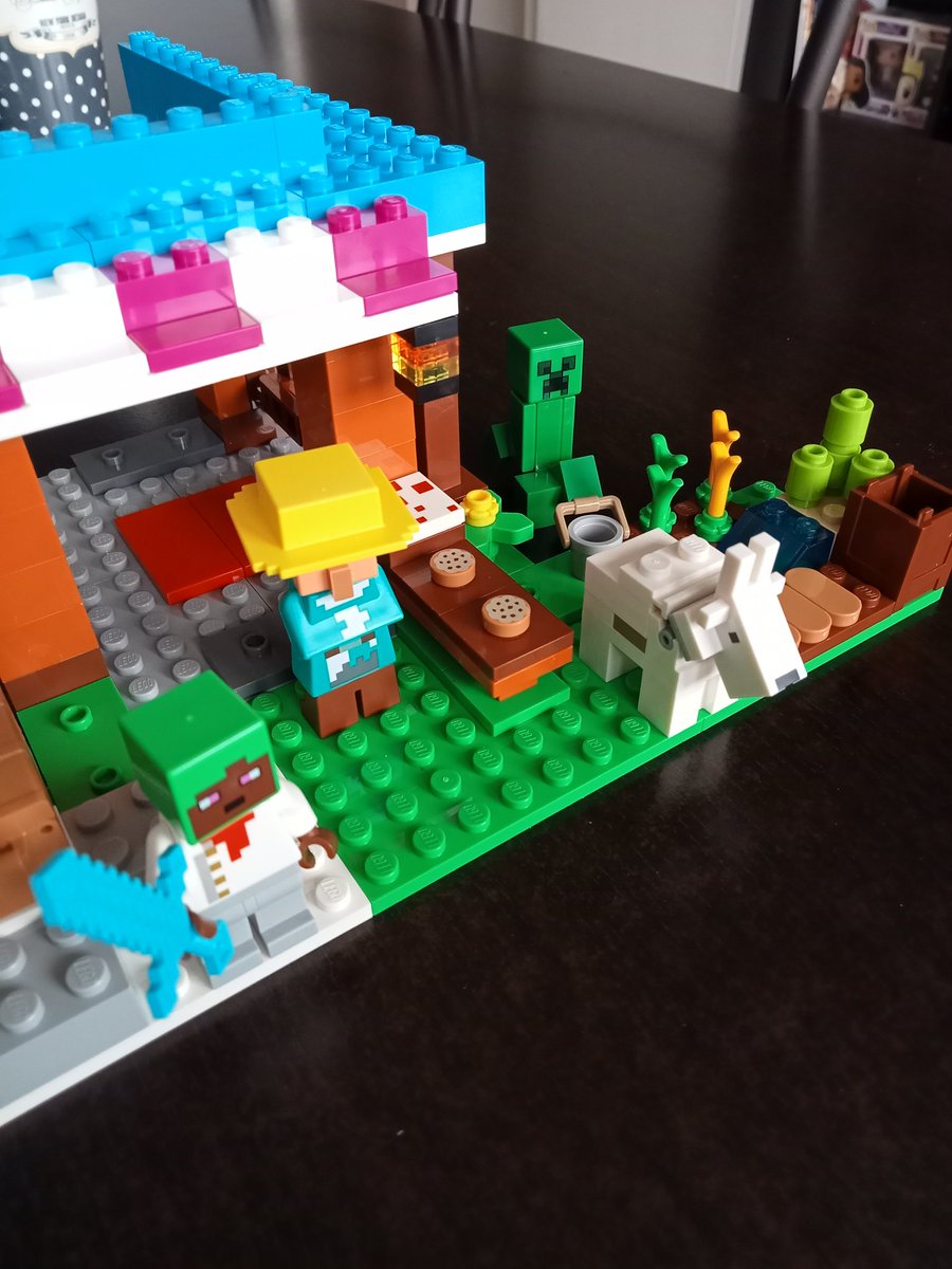 PrescilliaDufo1's tweet photo. 🌳🍂 je me suis amusée à construire la boulangerie Minecraft de ma fille 🍂🌳 #Minecraft #minecraftlego https://t.co/35gcP2vsrY