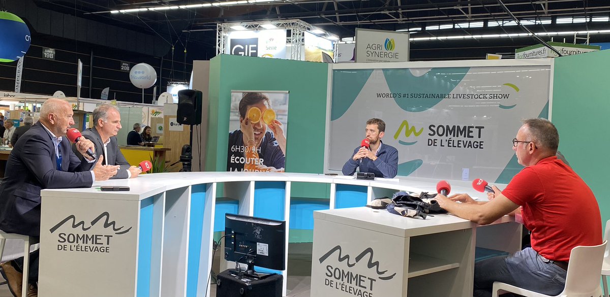 msaAuvergne's tweet photo. Philippe Panel, Président de la @msaAuvergne invité sur @RCFPuydeDome @RCFHauteLoire 📻 au @SommetElevage pour évoquer les dispositifs d’accompagnement de la MSA dans le cadre de la transmission / installation des exploitations. https://t.co/HdJMVLGKGJ