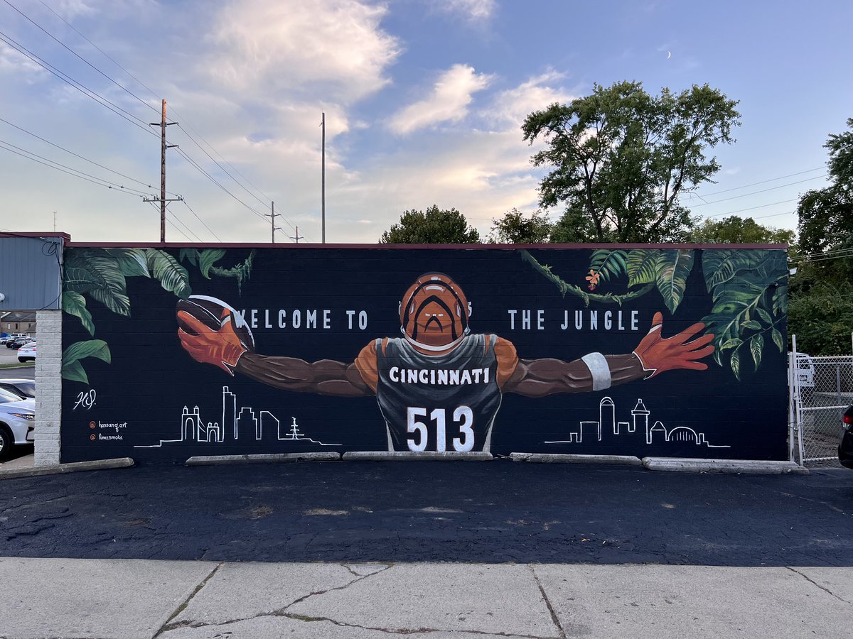 KellyRippin's tweet photo. WELCOME TO THE JUNGLE:
Apparently I’m on the @Bengals mural beat now, and I’m not mad about it!
Check out this beauty by @HassanQart!
It’s at Tylersville &amp; Cin-Day in West Chester.
We chat with him about how he became a Bengals fan &amp; what inspired him on @WLWT! https://t.co/agp6OzA7Mu