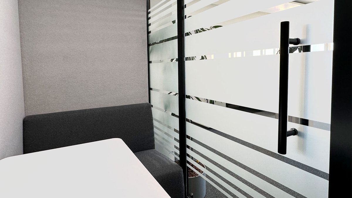 Etched-Glas-Folien verleihen der Glasoberfläche einen Eindruck von sandgestrahltem Glas. Damit lassen sich nicht nur Spiegel oder Schaufenster, sondern auch Glastüren bekleben. 
betterdigital.de/glasdekor-f%C3…
#glasdekor #glasdekorfolie #fensterbeschriftung #sichtschutz #gegenlaufschutz