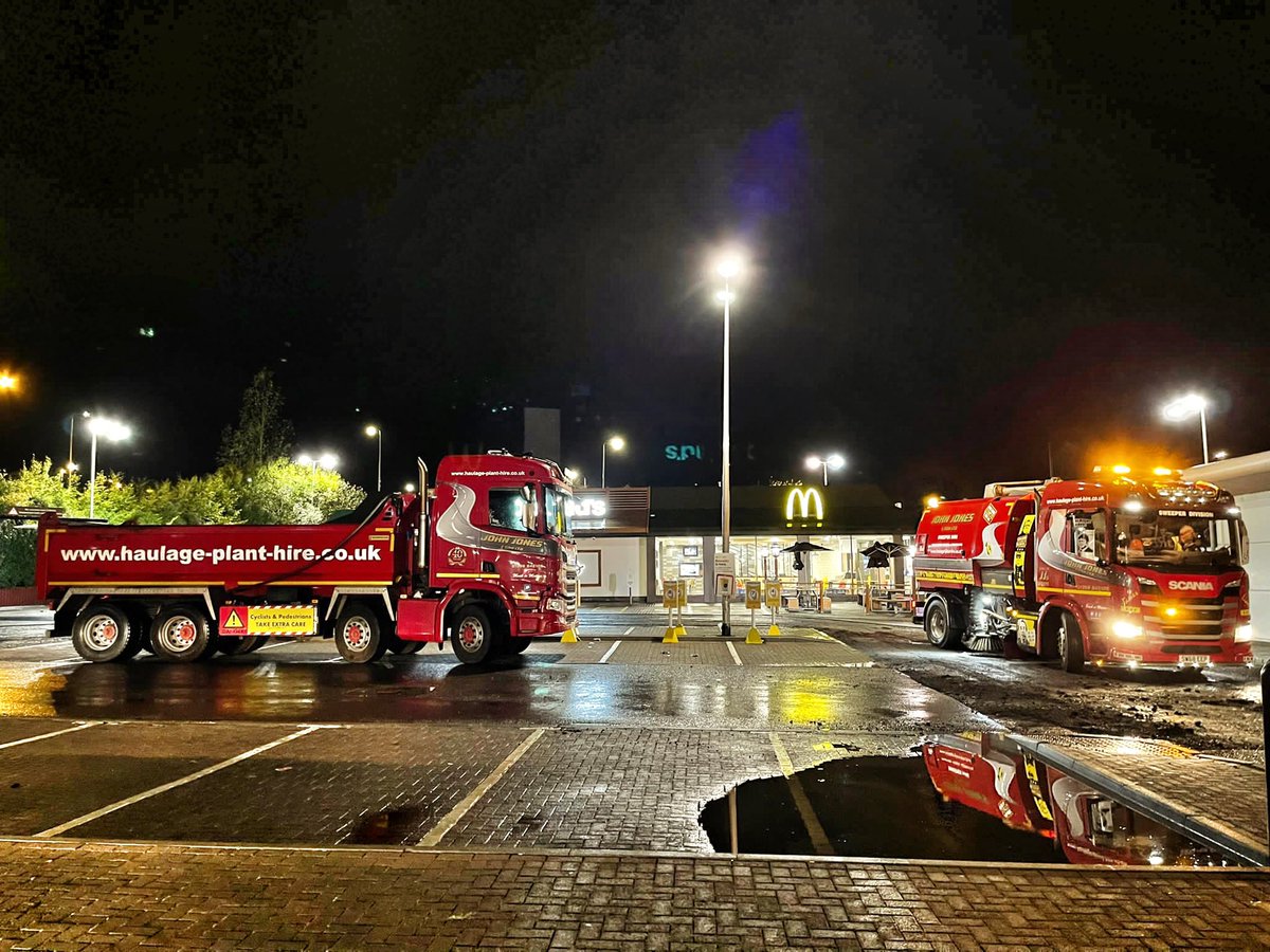 JJ_tippertrucks's tweet photo. Great photos of our tippers and road sweepers working together on a night resurfacing job. Thanks to our driver Josh for the photos ππΈ
#sendforjj https://t.co/iGw00jyaG6