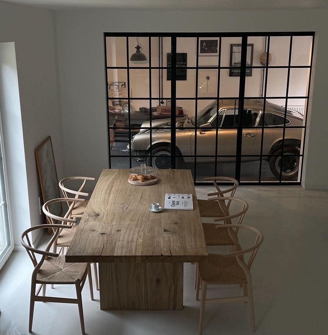 53x11DJ's tweet image. Столиците ги иам и вратата ✅
Слична маса ✅
Уште Поршакот 💔🥲😭
Најмангупската кола шо е направена икада! #911S