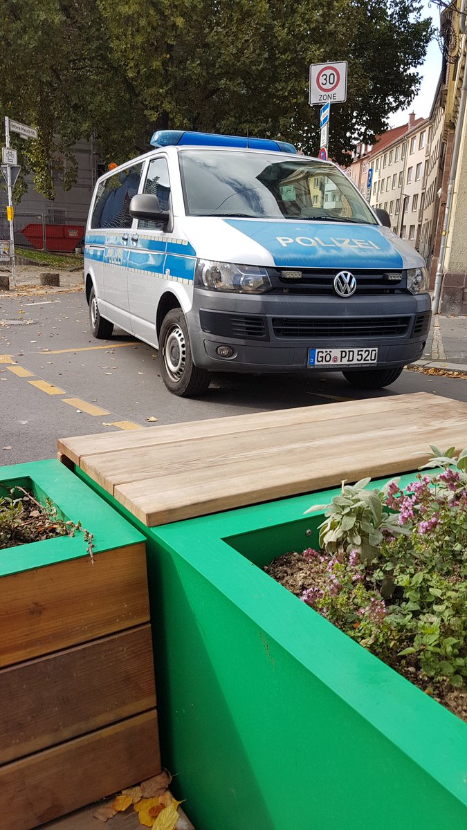 blckschrap's tweet photo. Am Platz der Synagoge #Göttingen sind seit 2 Stunden die Radwege von @Polizei_GOE blockiert.

Nachgefragt ob das Sinn macht. Beamte: 'Alles was wir tun macht Sinn.'

#SozialesZentrum https://t.co/tI7XqS5Eb5