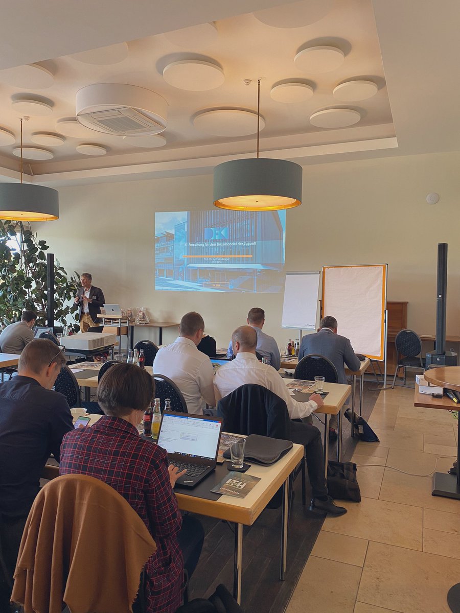 innoretail's tweet photo. Vielen Dank an Prof. Dr. Antonio Krüger für den Einblick in die Forschung aus dem Innovative Retail Laboratory https://t.co/tfCT9oBmBo