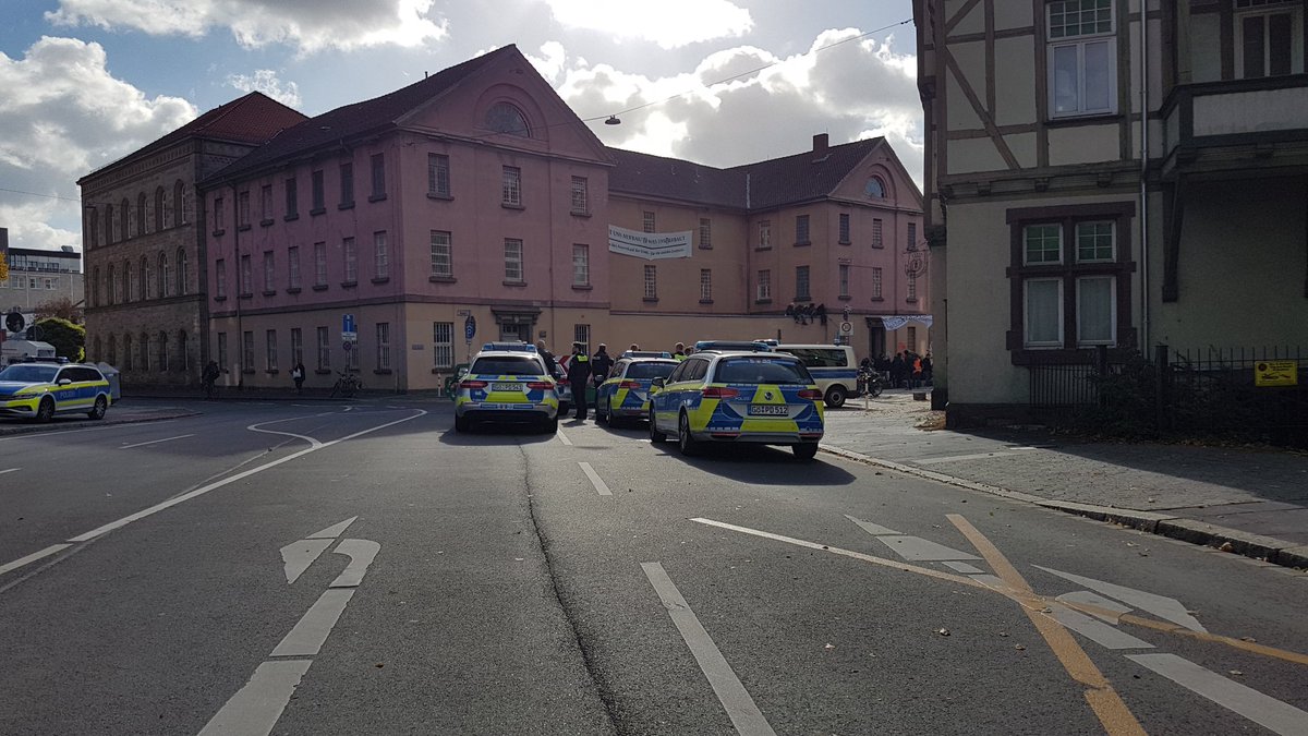 blckschrap's tweet photo. Am Platz der Synagoge #Göttingen sind seit 2 Stunden die Radwege von @Polizei_GOE blockiert.

Nachgefragt ob das Sinn macht. Beamte: 'Alles was wir tun macht Sinn.'

#SozialesZentrum https://t.co/tI7XqS5Eb5